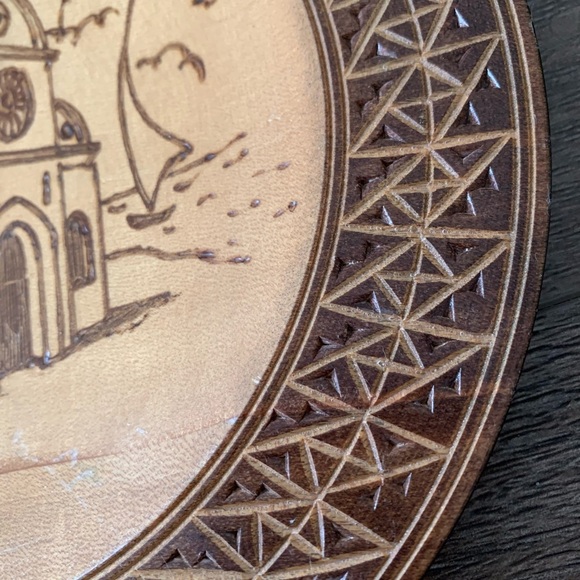 Wooden Decorative Plate with Šibenik Design - Picture 4 of 7